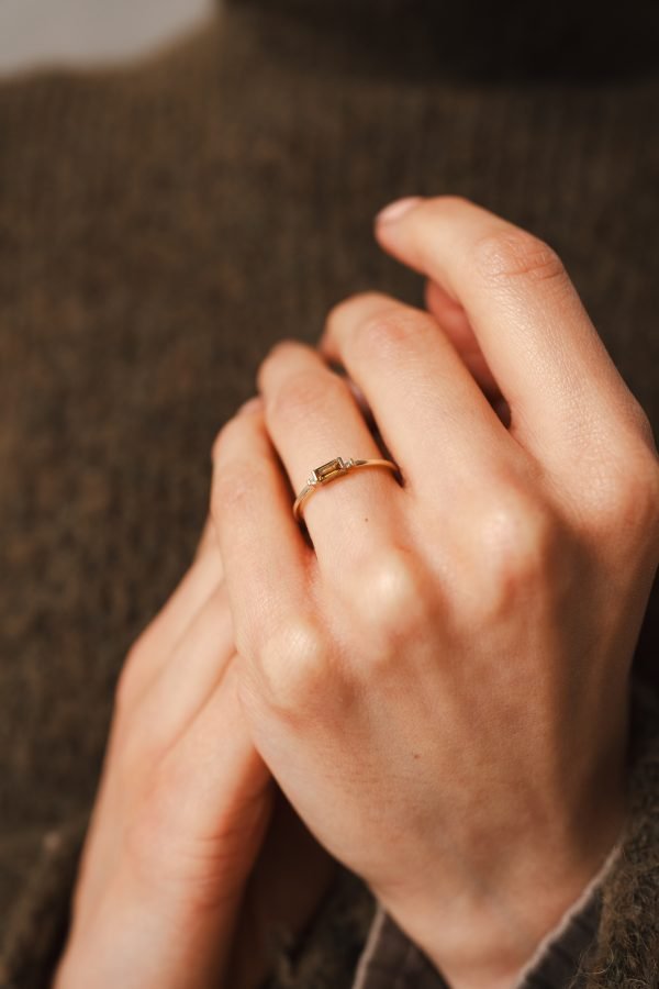 Singolo baguette ring - productfoto model 1 Singolo baguette ring - productfoto model 1